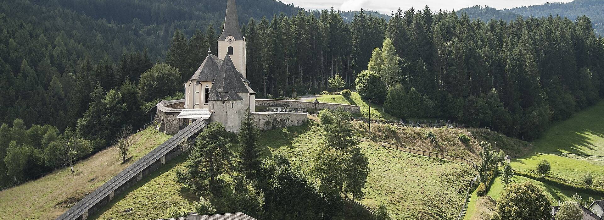 In einem Seitental des Gurktales liegt der Erholungsort Deutsch-Griffen. Markanter Punkt in der Gemeinde ist die auf einer Anhöhe gelegene Wehrkirche aus dem 12. Jahrhundert.