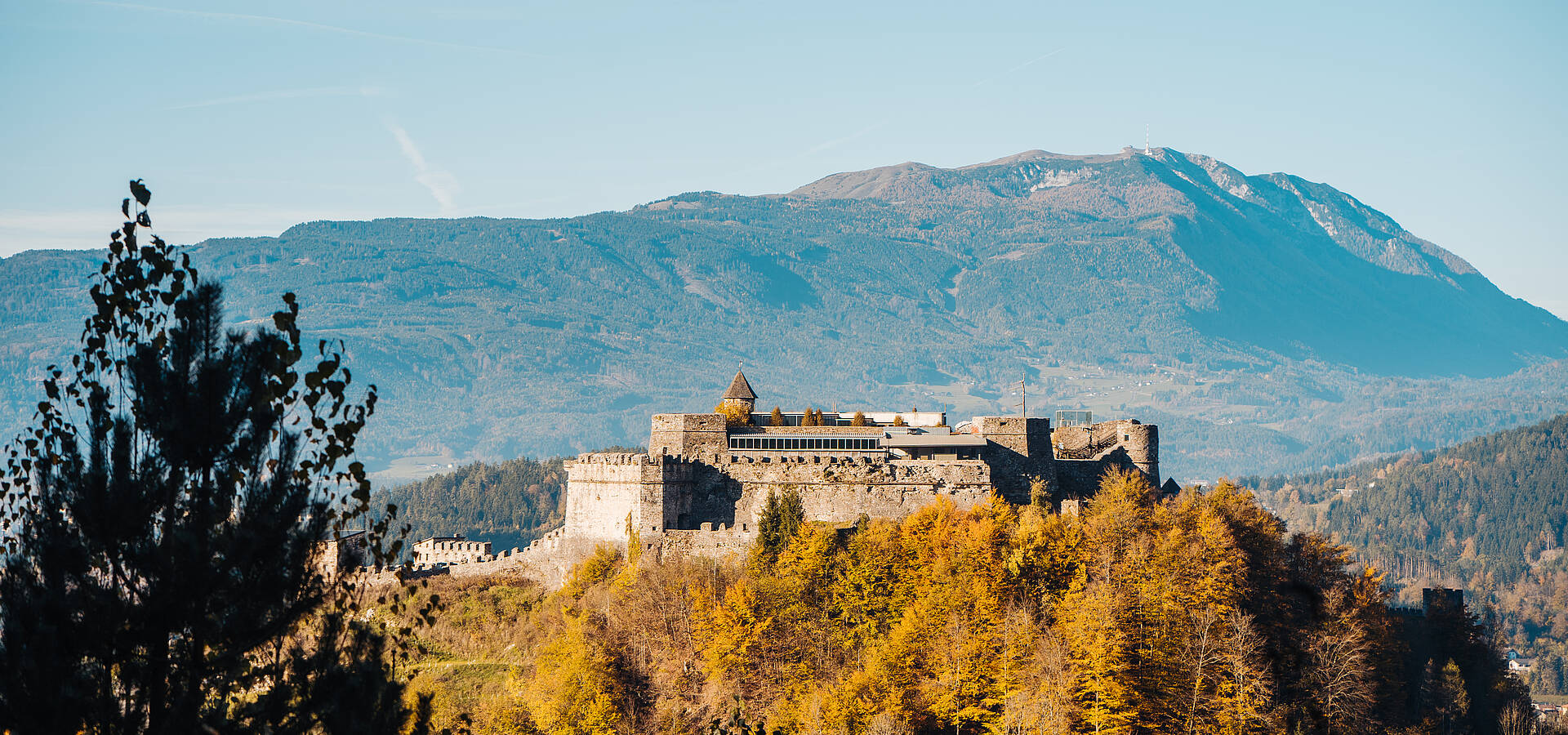 Burg Landskron im Herbst 