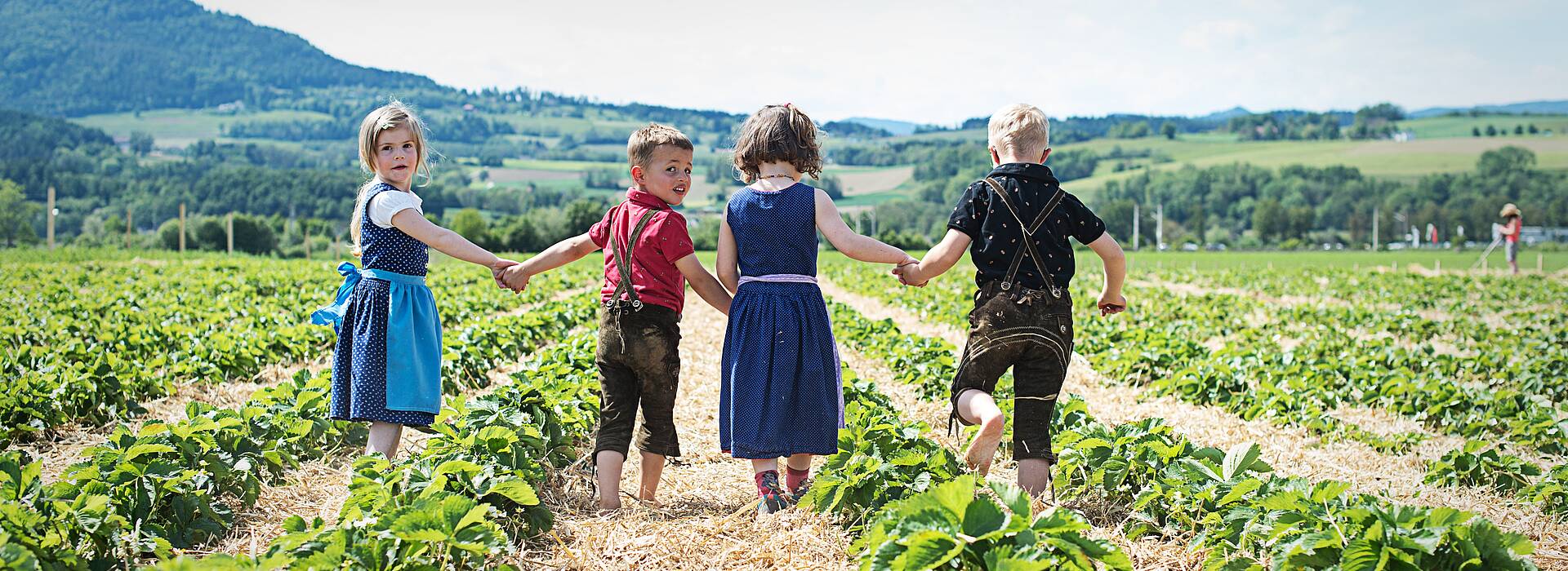 Kinder am Erdbeerfeld